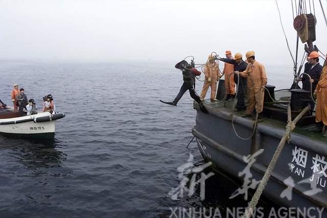 居民出海神秘發(fā)現(xiàn)，疑似水雷重物兩人難以抬動